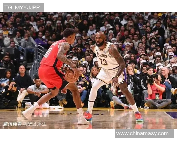 詹姆斯与利拉德对决瞬间精彩回顾与精彩图片分享 詹姆斯与利拉德对决瞬间精彩回顾与精彩图片分享